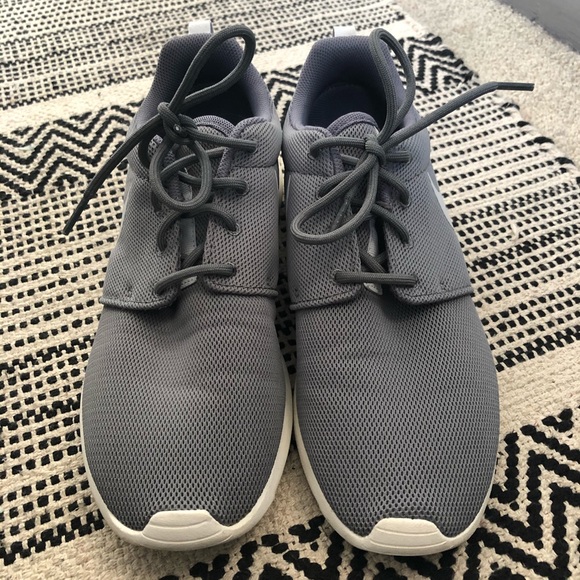LIKE NEW NIKE ROSHES - Picture 2 of 7